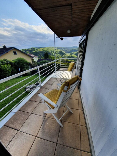 Balkon rund um die Gästewohnung mit 6 Stühlen und Esstisch